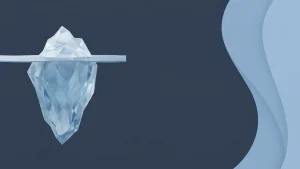 Iceberg di vetro con la parte sommersa molto più grande della punta: i costi reali nascosti sotto quelli dichiarati